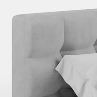 מיטה זוגית מרופדת בבד קטיפה עם תעלות אנכיות בעיצוב יוקרתי | אפור פריזאי