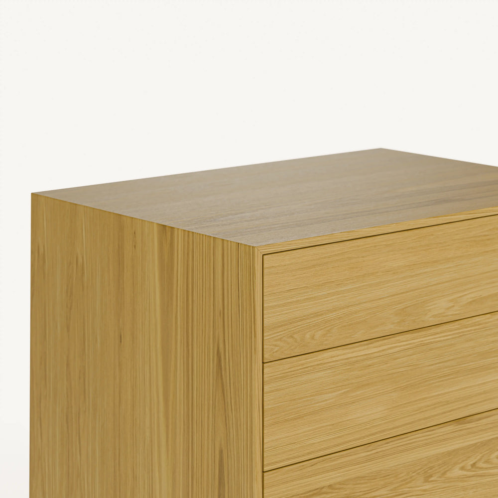 קומודה 4 מגירות מודרנית עם חזית נקייה ובסיס מתכת שחור