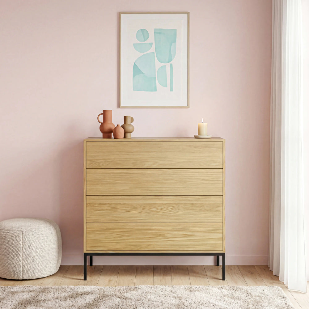 קומודה 4 מגירות מודרנית עם חזית נקייה ובסיס מתכת שחור