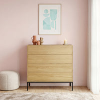 קומודה 4 מגירות מודרנית עם חזית נקייה ובסיס מתכת שחור