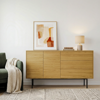 קומודה עם דלתות ומגירות בעיצוב מודרני עם בסיס מתכת שחור