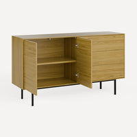 קומודה עם דלתות ומגירות בעיצוב מודרני עם בסיס מתכת שחור