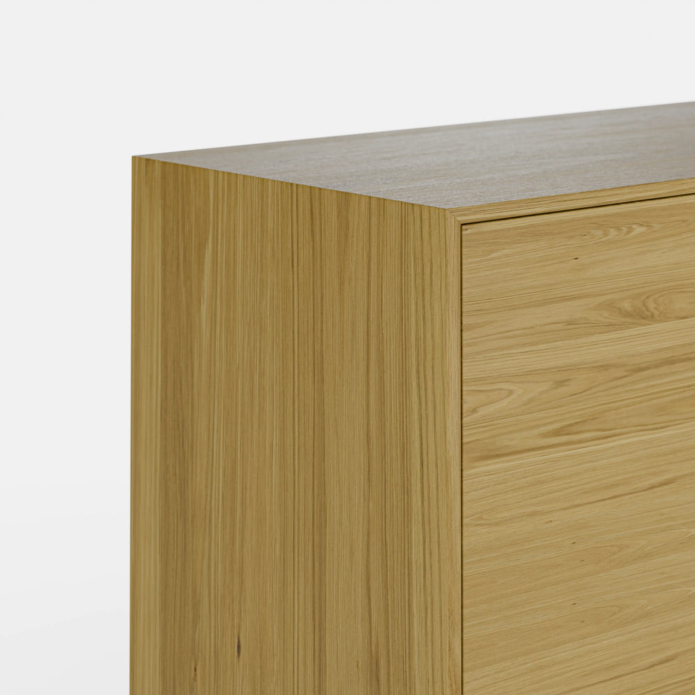 קומודה עם דלתות ומגירות בעיצוב מודרני עם בסיס מתכת שחור