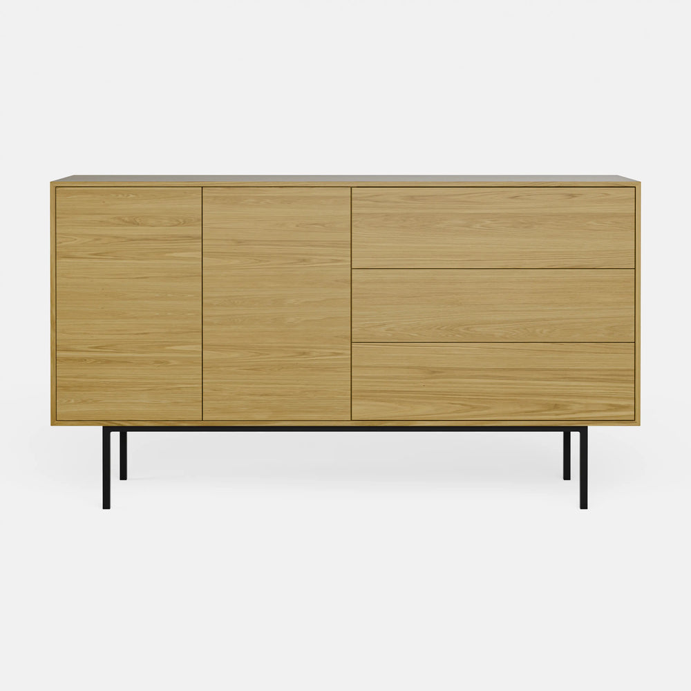 קומודה עם דלתות ומגירות בעיצוב מודרני עם בסיס מתכת שחור