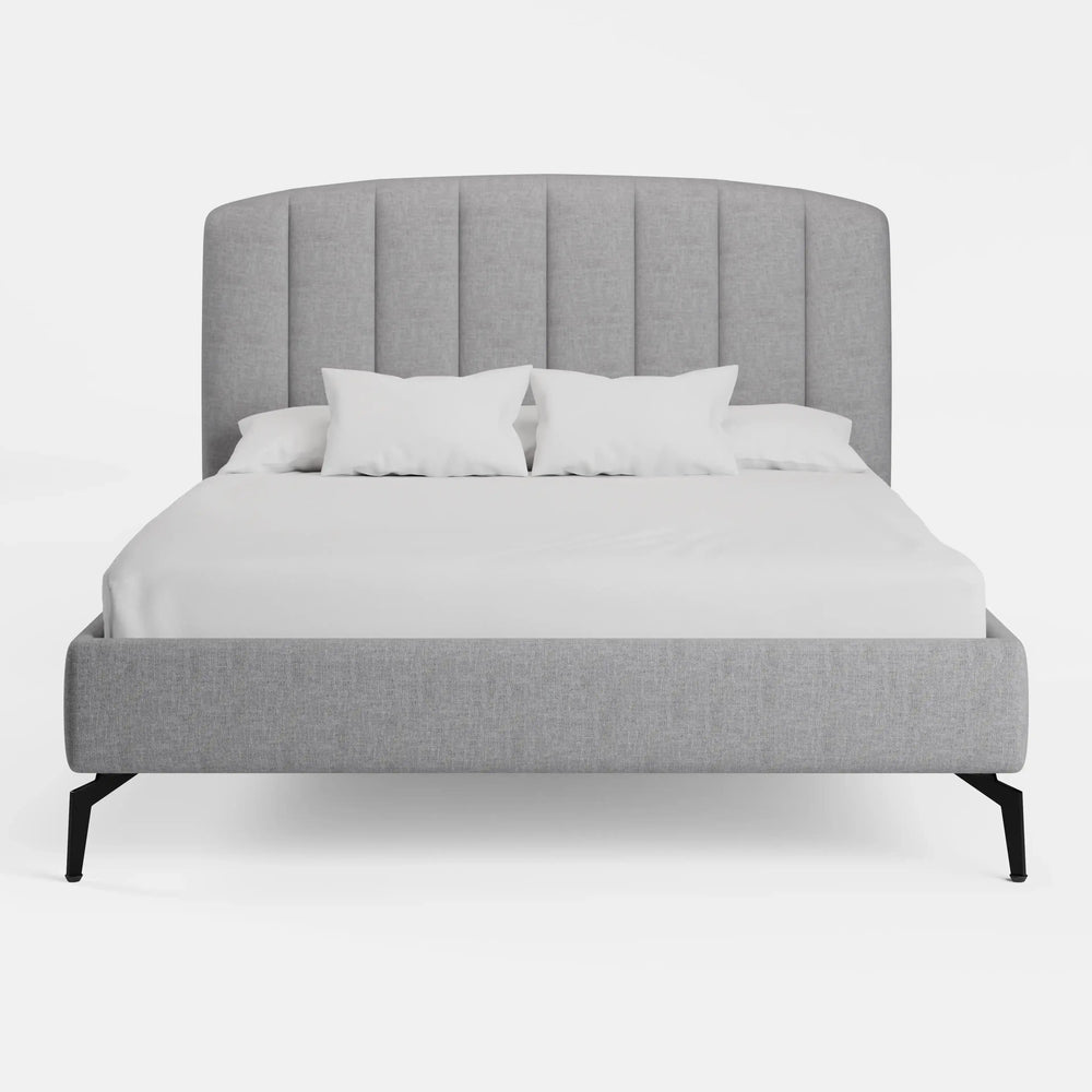 מיטה זוגית Ylve עם גב מתופר ורגלי מתכת שחורות