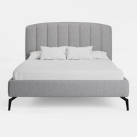 מיטה זוגית Ylve עם גב מתופר ורגלי מתכת שחורות