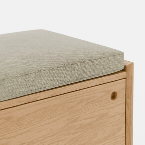 ספסל עץ סקנדינבי עם אחסון חכם וכרית ישיבה – דגם Aksel מבית פוני סטייל