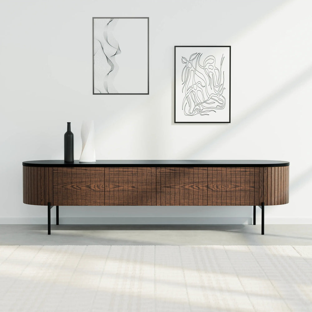 מזנון לסלון מעוגל Sverre עם פלטת אפוקסי שחורה, חזית פורניר אגוז ורגלי מתכת