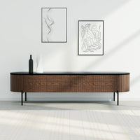 מזנון לסלון מעוגל Sverre עם פלטת אפוקסי שחורה, חזית פורניר אגוז ורגלי מתכת