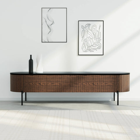 מזנון לסלון מעוגל Sverre עם פלטת אפוקסי שחורה, חזית פורניר אגוז ורגלי מתכת