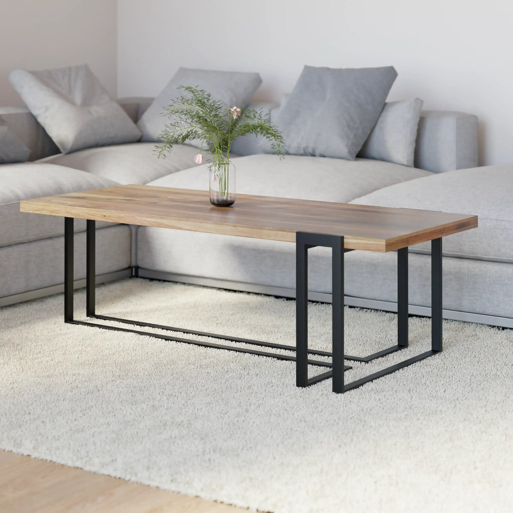 שולחן סלון מעץ מלא Workx עם פלטת אלון טבעי ובסיס ברזל שחור בעיצוב תעשייתי