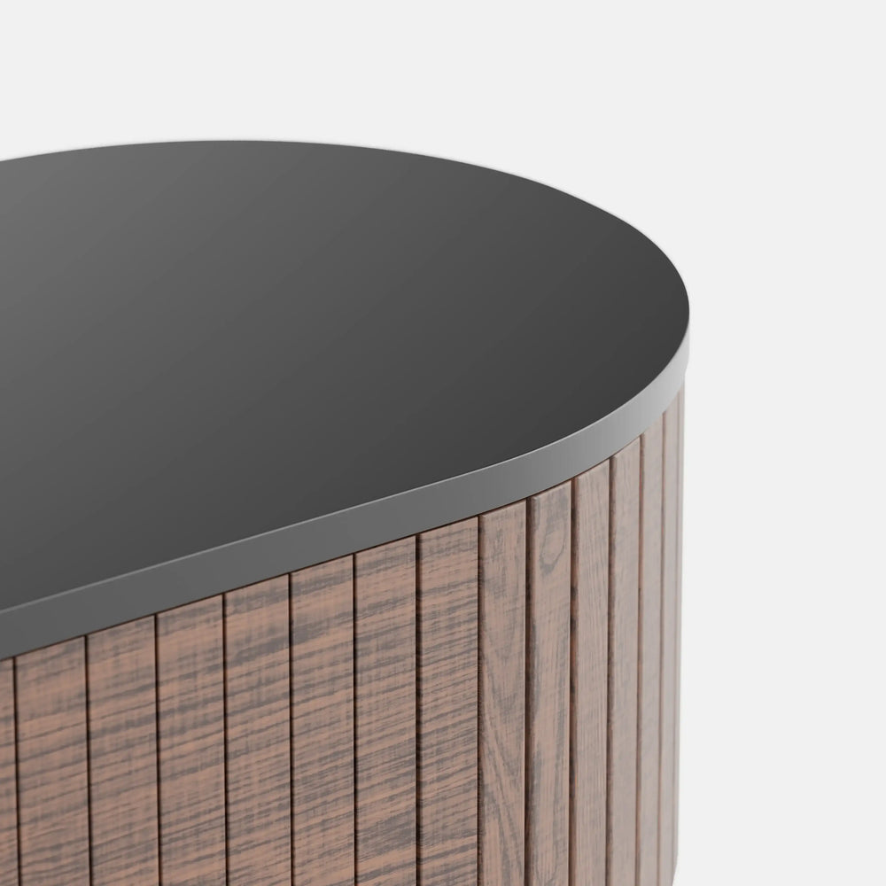 מזנון לסלון מעוגל Sverre עם פלטת אפוקסי שחורה, חזית פורניר אגוז ורגלי מתכת