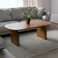 שולחן סלון Surgo - שולחן מעוצב מעץ אלון אמריקאי עם פלטה אובלית ורגליים מעוגלות בעיצוב פיסולי