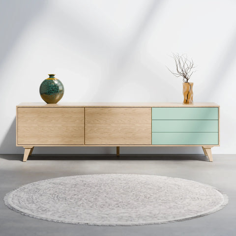 מזנון עץ לסלון Lind בעיצוב סקנדינבי טבעי עם פורניר אלון ומגירות בגימור אפוקסי