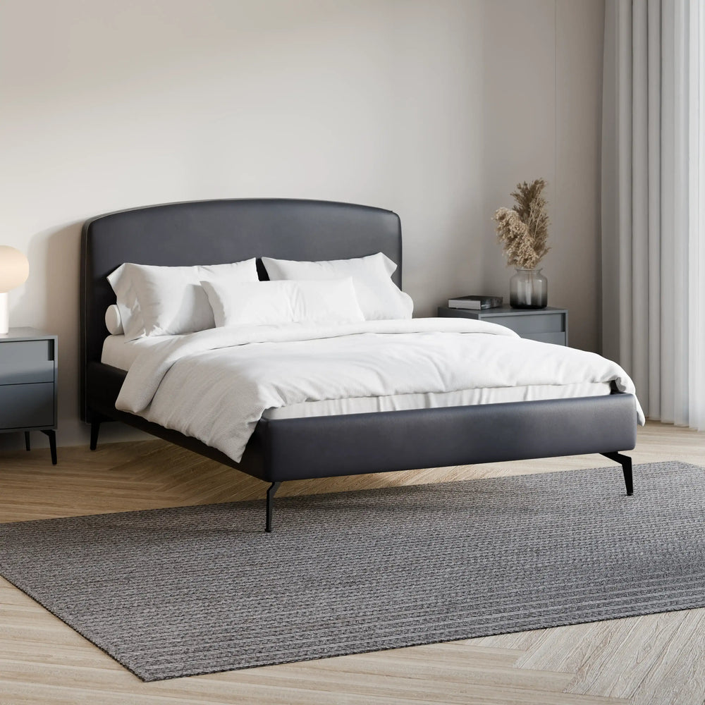 מיטה זוגית Ingrid בדמוי עור עם גב מעוגל ורגלי מתכת | שחור אלגנט