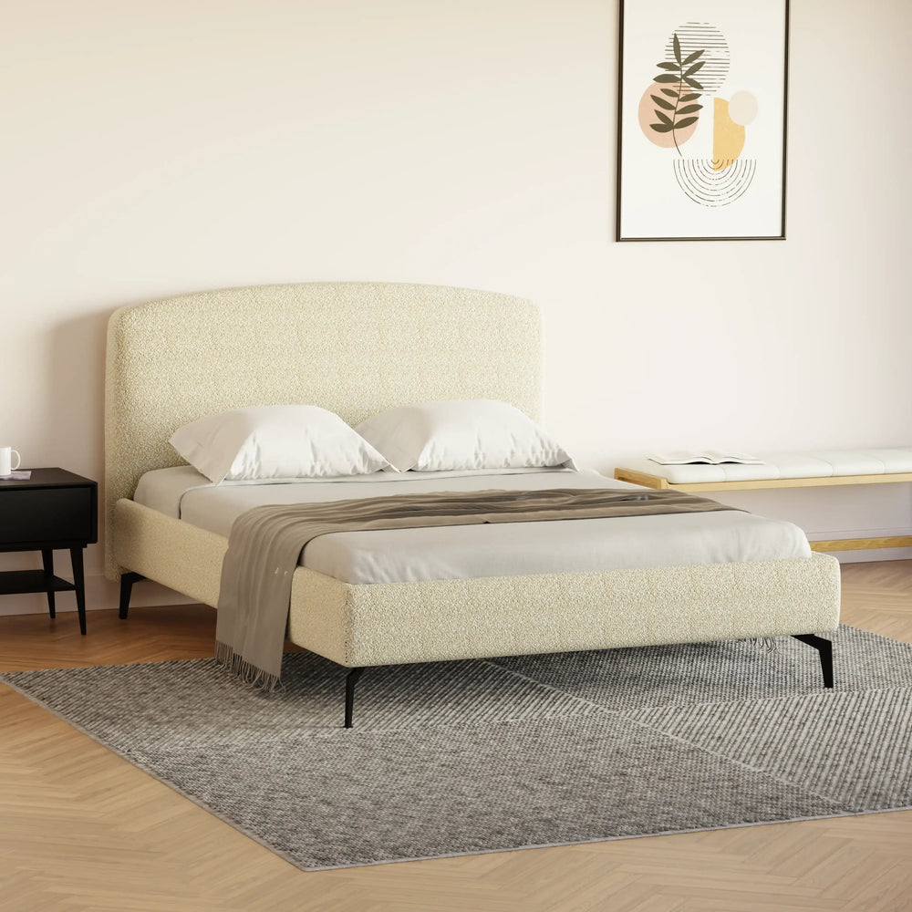 מיטה זוגית Maren בבוקלה עם גב מעוגל ורגלי מתכת