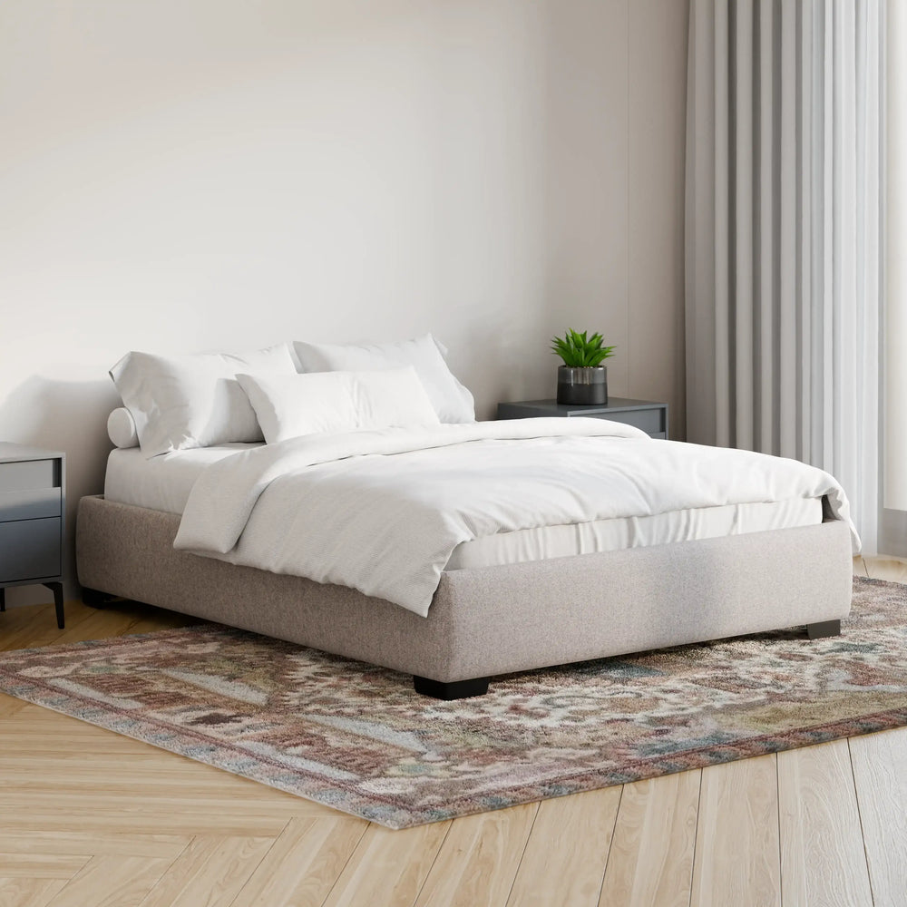 מיטה זוגית Odin מרופדת באריג נקי עם קווי מתאר נקיים ורגליים בגובה כ־6 ס״מ