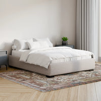 מיטה זוגית Odin מרופדת באריג נקי עם קווי מתאר נקיים ורגליים בגובה כ־6 ס״מ