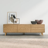 מזנון עץ לסלון Ludvig עם מגירות ודלתות בטאצ' בגימור פורניר טבעי ורגלי עץ מלא