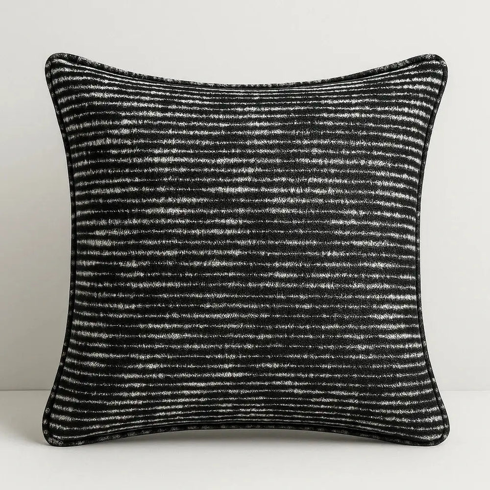 כריות נוי Norne פסים שחור לבן קטיפתיות