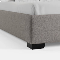 מיטה זוגית Odin מרופדת באריג נקי עם קווי מתאר נקיים ורגליים בגובה כ־6 ס״מ