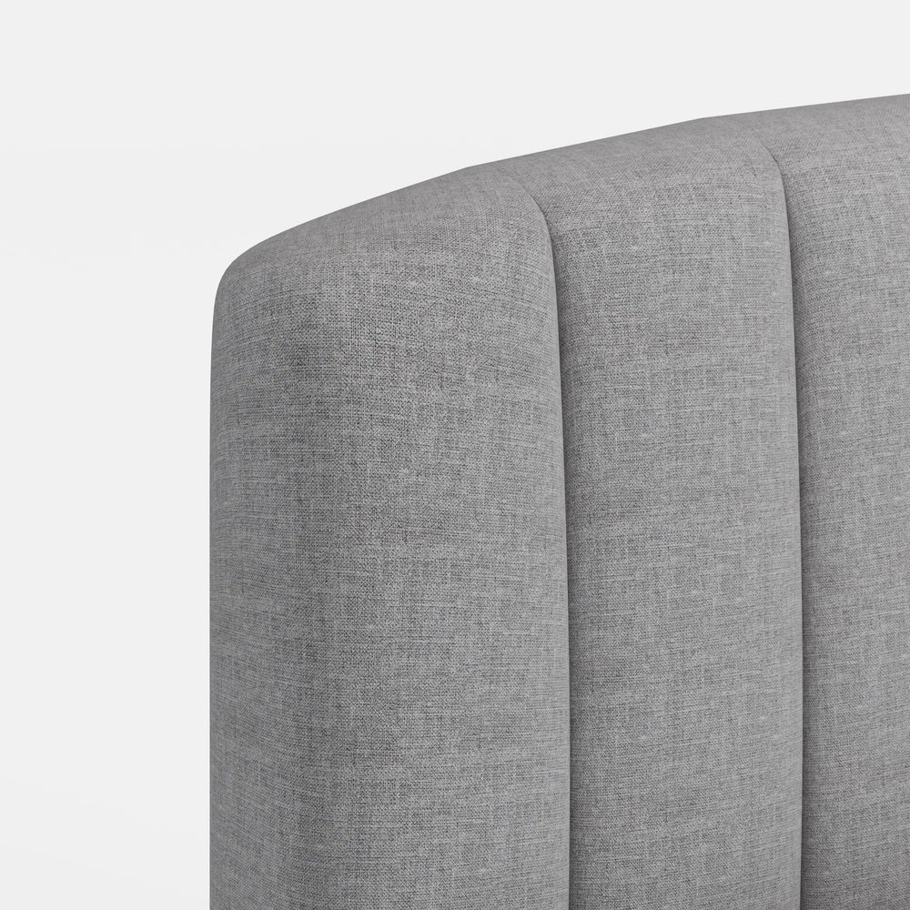 מיטה זוגית Ylve עם גב מתופר ורגלי מתכת שחורות