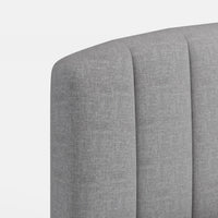 מיטה זוגית Ylve עם גב מתופר ורגלי מתכת שחורות