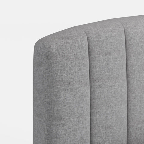 מיטה זוגית Ylve עם גב מתופר ורגלי מתכת שחורות