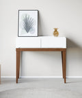 קונסולה Holt בעיצוב מינימליסטי עם שתי מגירות פתיחה בלחיצה ורגלי עץ מלא בסגנון מיד־סנצ’רי מודרני | פוני סטייל