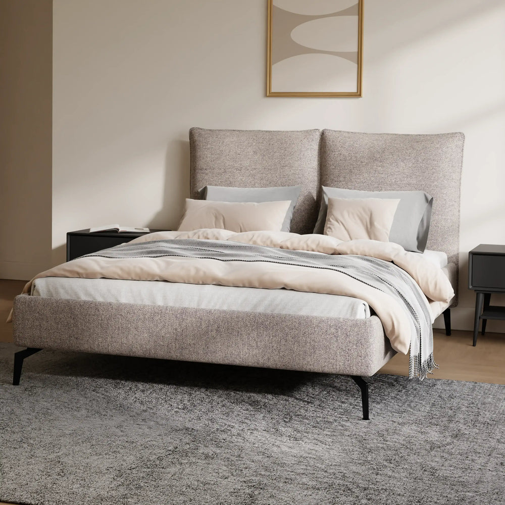 מיטה זוגית Sindre מרופדת עם גב דו-חלקי ורגלי ברזל