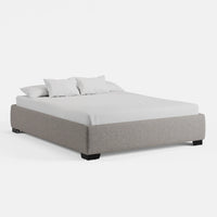 מיטה זוגית Odin מרופדת באריג נקי עם קווי מתאר נקיים ורגליים בגובה כ־6 ס״מ