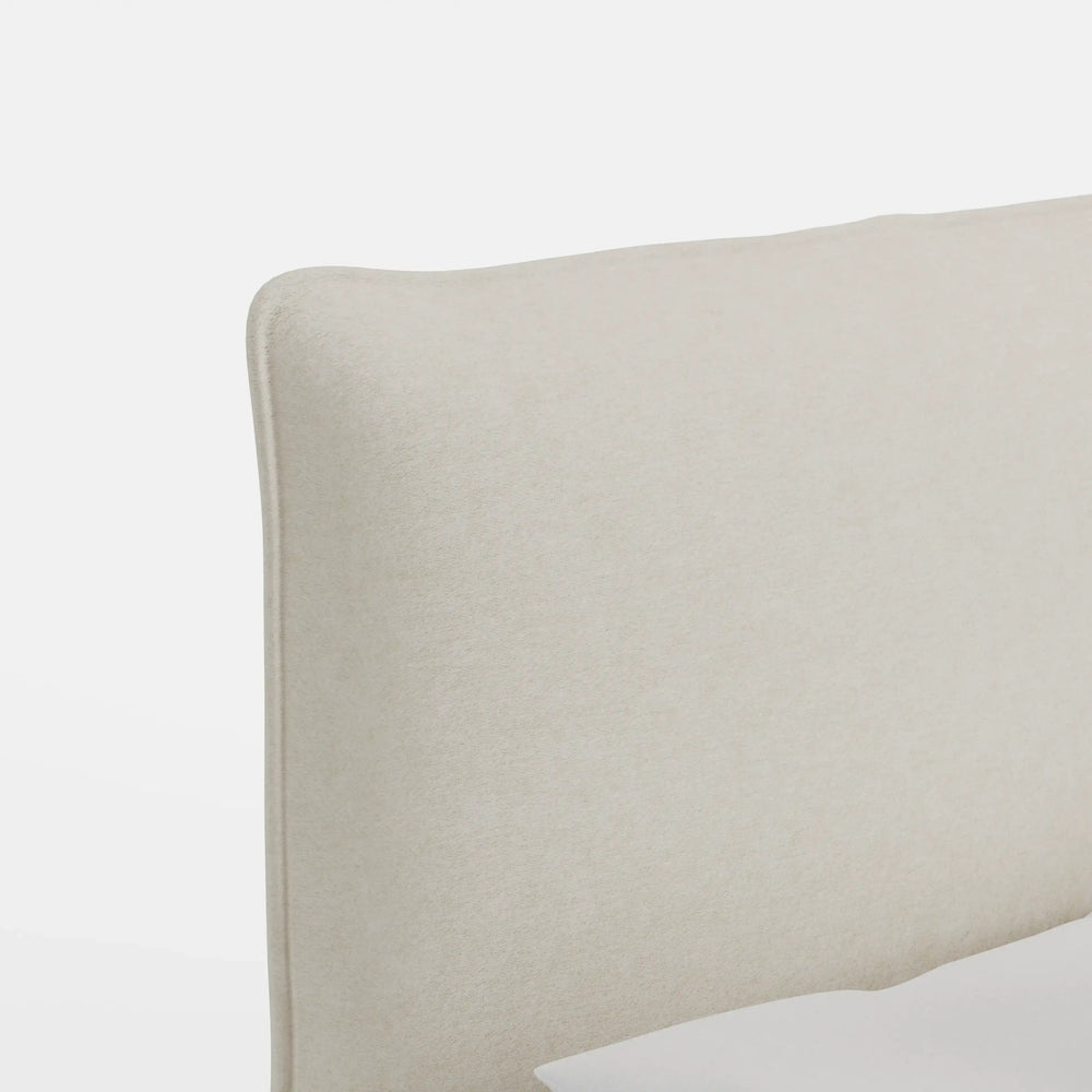 מיטה זוגית עם ארגז מצעים Loke PLUS באריג נקי עם גב גבוה