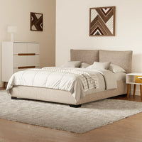 מיטה זוגית Tiril עם גב דו־כריתי וריפוד אריג נקי