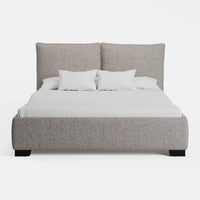 מיטה זוגית Tiril עם גב דו־כריתי וריפוד אריג נקי