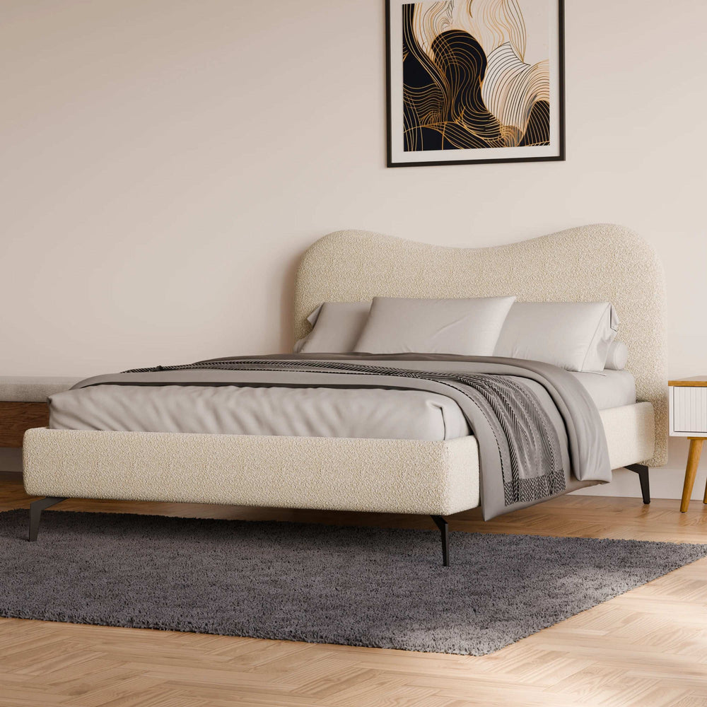 מיטה זוגית Freya בבוקלה עם גב גלי ורגלי מתכת