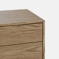 מזנון עץ לסלון Ludvig עם מגירות ודלתות בטאצ' בגימור פורניר טבעי ורגלי עץ מלא