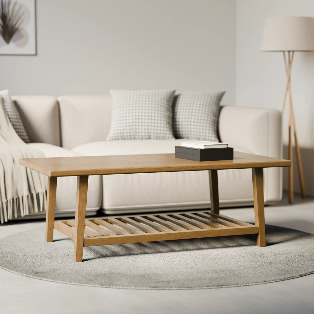 שולחן סלון מעץ מלא Semptia עם מדף תחתון וסגנון סקנדינבי כפרי