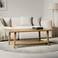 שולחן סלון מעץ מלא Semptia עם מדף תחתון וסגנון סקנדינבי כפרי