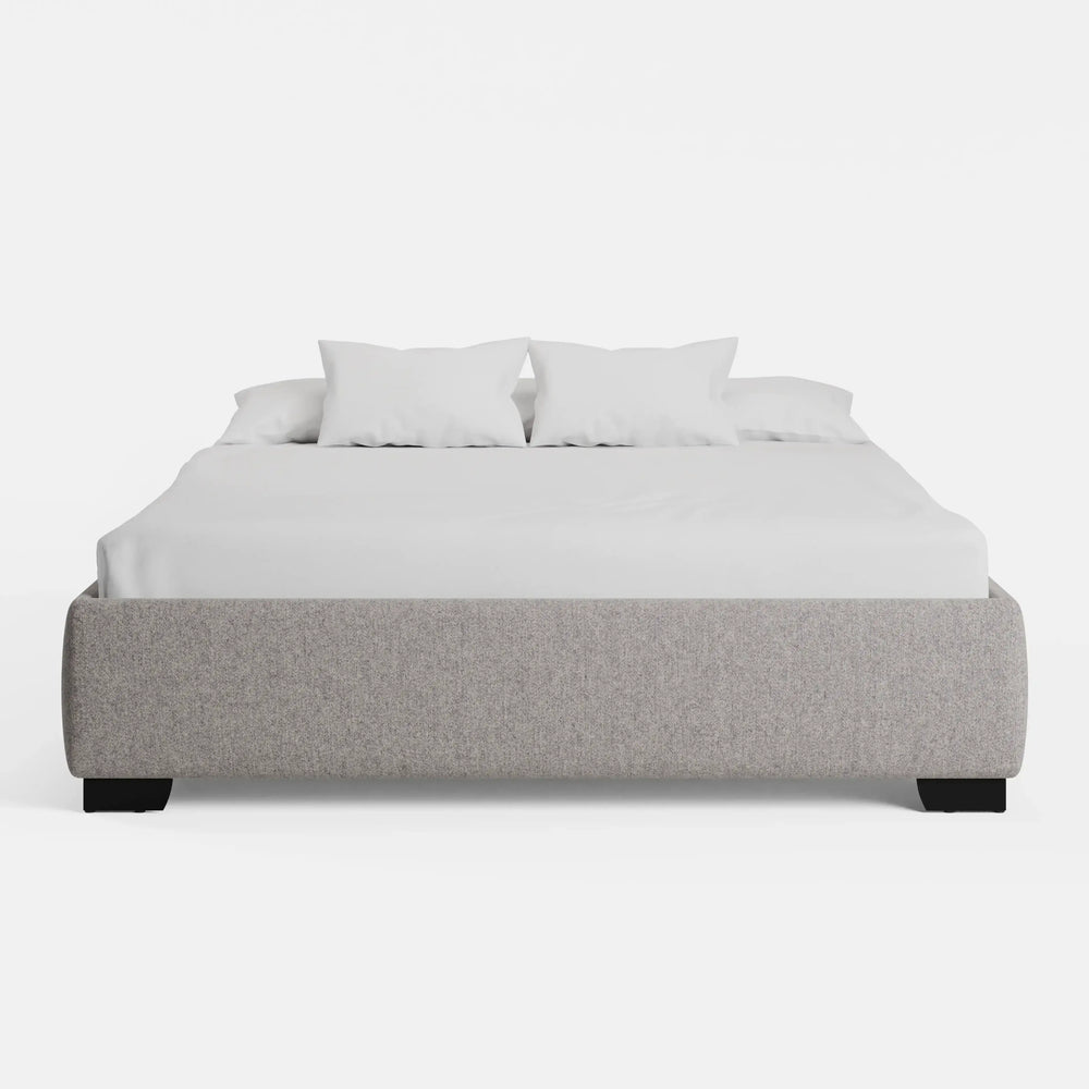 מיטה זוגית Odin מרופדת באריג נקי עם קווי מתאר נקיים ורגליים בגובה כ־6 ס״מ