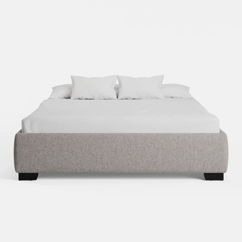 מיטה זוגית Odin מרופדת באריג נקי עם קווי מתאר נקיים ורגליים בגובה כ־6 ס״מ