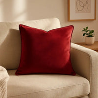 זוג כריות נוי מבד קטיפה מבריק בגוון אדום יין עמוק