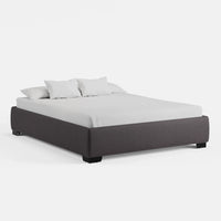 מיטה זוגית Odin מרופדת באריג נקי עם קווי מתאר נקיים ורגליים בגובה כ־6 ס״מ