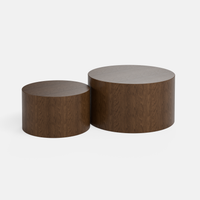 סט שולחנות סלון עגולים בעיצוב סקנדינבי עם גימור פורניר אלון טבעי ועיצוב חלול מבפנים.