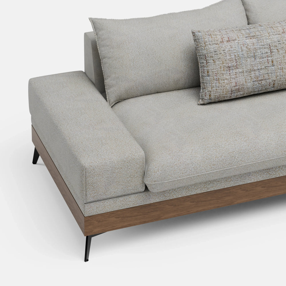 ספת שזלונג מודרנית עם בסיס עץ ורגליים שחורות – דגם Dalen