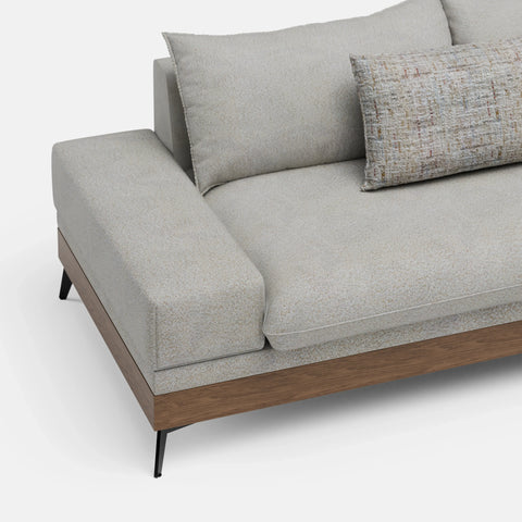 ספת שזלונג מודרנית עם בסיס עץ ורגליים שחורות – דגם Dalen