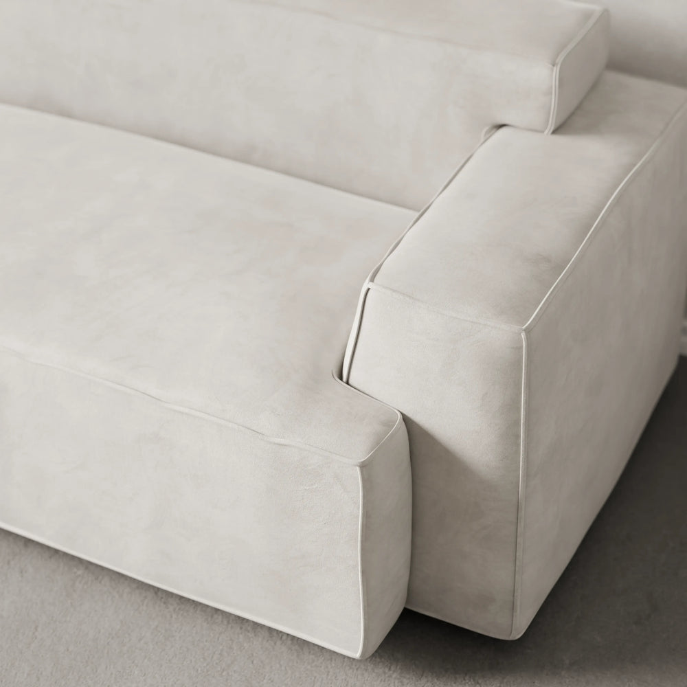 Snohvit – ספה מודרנית מינימליסטית עם מושב עמוק ונוחות מקסימלית