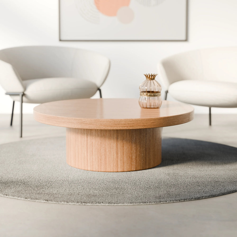 שולחן סלון עגול Syngo עם פלטת פורניר טבעי ובסיס גלילי רחב בעיצוב מינימליסטי