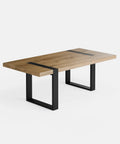 שולחן סלון מעץ מלא Brygg עם פלטת אלון עבה ורגלי ברזל שחורות בעיצוב גיאומטרי
