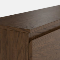 מזנון טלוויזיה מודרני Tavik בגימור פורניר טבעי עם מגירות, דלתות ורגלי ברזל דקות