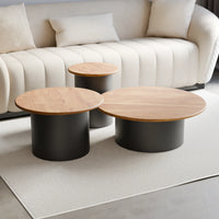 סט שולחנות סלון עגולים Tor עם פלטות עץ מלא ובסיסים גליליים שחורים בעיצוב פיסולי מודרני